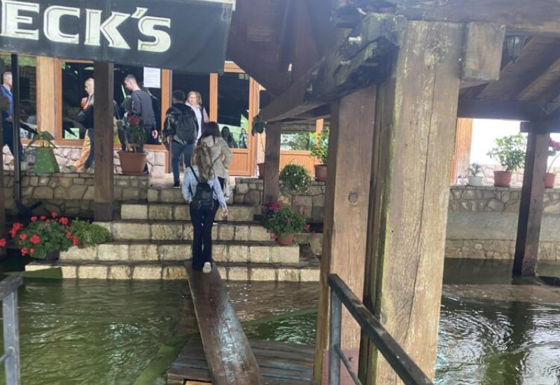 Kiša napravila probleme - poplavljeni restorani u Blagaju